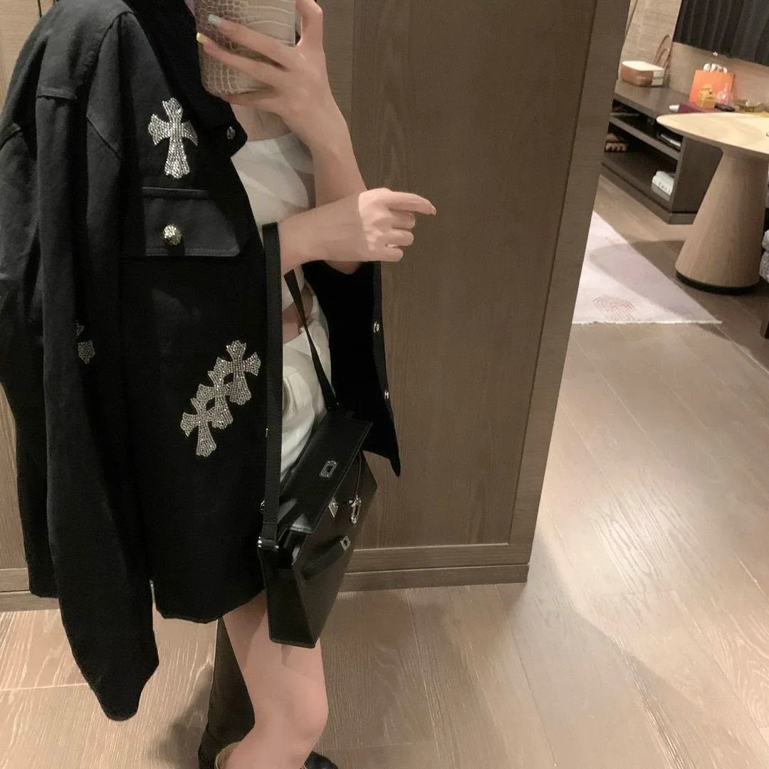 P260 💰 Chrome Hearts Chrome Hearts Cross-Patch Leather Embroidered Shirt Denim Jacket OS version can be worn by both men and women! The fabric is made of twill gauze cotton fabric! The texture is clear and smooth, not easy to wrinkle or fade! The embroidery process is complex and repetitive. There are more than 20 leather labels. It takes 6 repeated embroidery steps to complete the back body. The requirements for the embroidery machine are very strict, and the distance is 45 cm! It won’t work if the spacing is too big, and it won’t work if it’s too small! We make clothes with care, and every detail must be restored one to one! The hardware is all carved and cast, and they are all genuine from the original factory! This piece of clothing consumes a lot of material, with more than 3 meters of material used for one piece of clothing! After the garment is made, it needs to be fixed at high temperature, washed at a water temperature of more than 70 degrees, and softened by adding softener to make the upper body softer and smoother! There is a flap on the sleeve that can be stored into short sleeves! Adapt it to that understanding Color: Black Size: S-M-L-XL